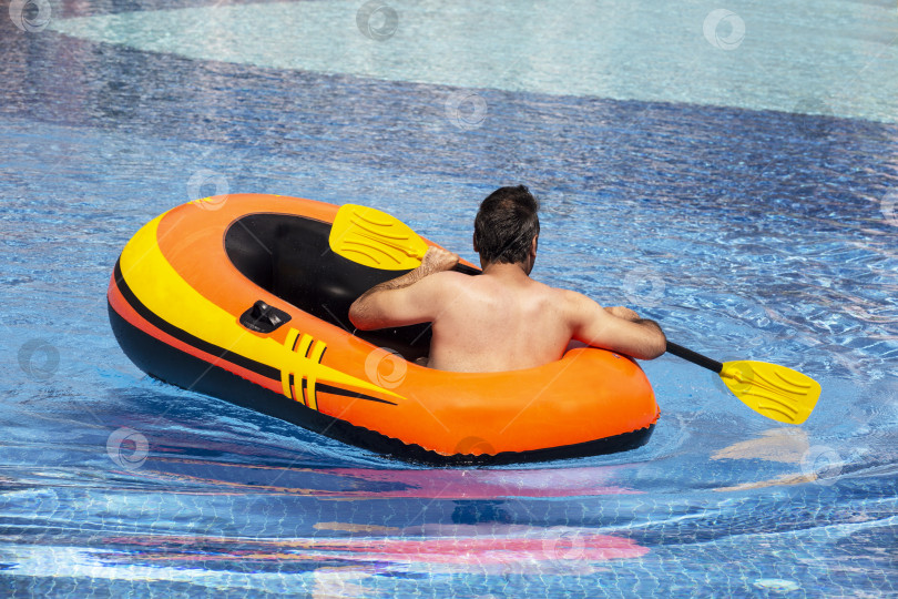 Скачать Шуточное соревнование на надувной лодке в бассейне отеля фотосток Ozero