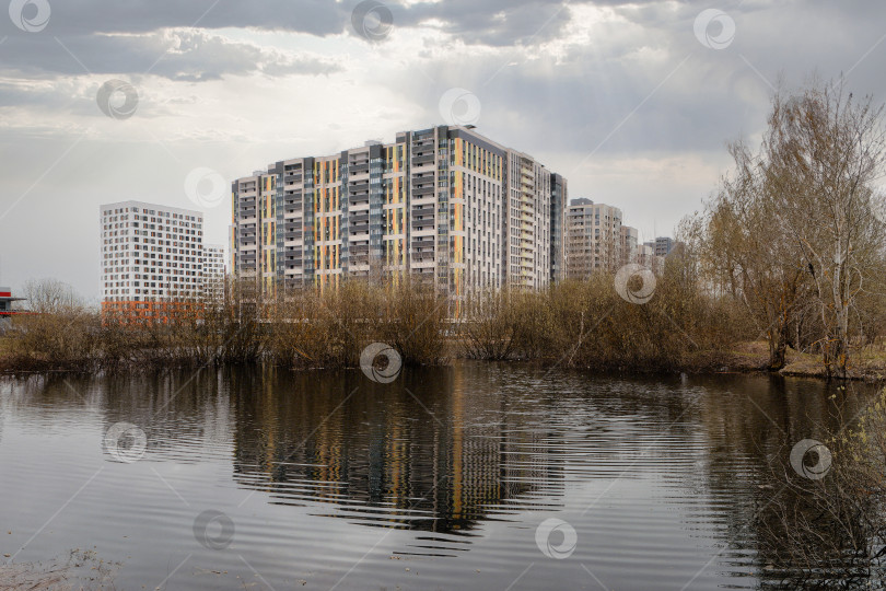 Скачать Небольшой пруд рядос с жилым районом новостройкой. фотосток Ozero