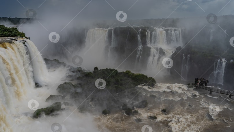 Скачать Впечатляющий водопадный пейзаж. фотосток Ozero