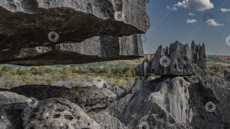 Скачать Удивительные карстовые скалы причудливой формы. фотосток Ozero