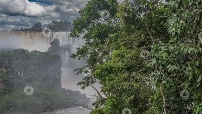 Скачать Каскады водопадов низвергаются со скалы, окутанные брызгами и туманом. фотосток Ozero
