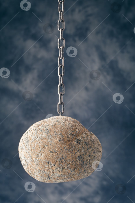 Скачать Большой камень, подвешенный фотосток Ozero