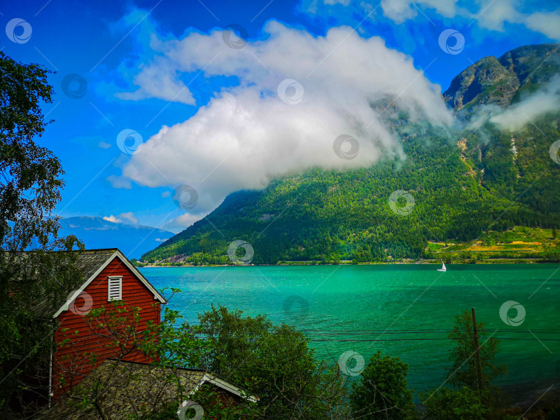 Скачать Домик у фьорда в Норвегии фотосток Ozero