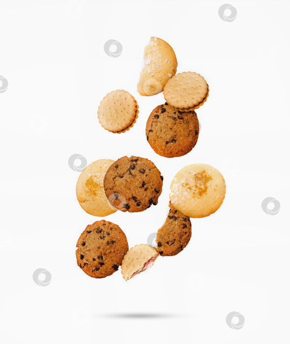 Скачать Летающий ассортимент разнообразного печенья на белом изолированном фоне фотосток Ozero