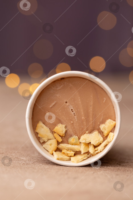 Скачать Приготовьте натуральное мороженое в бумажном ведерке со вкусом шоколадного чизкейка фотосток Ozero