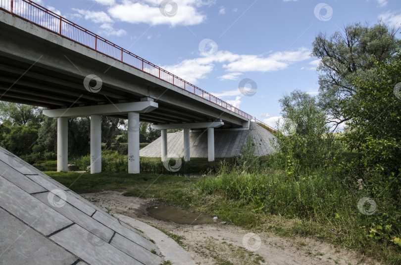 Скачать Мост через реку в подмосковной деревне фотосток Ozero