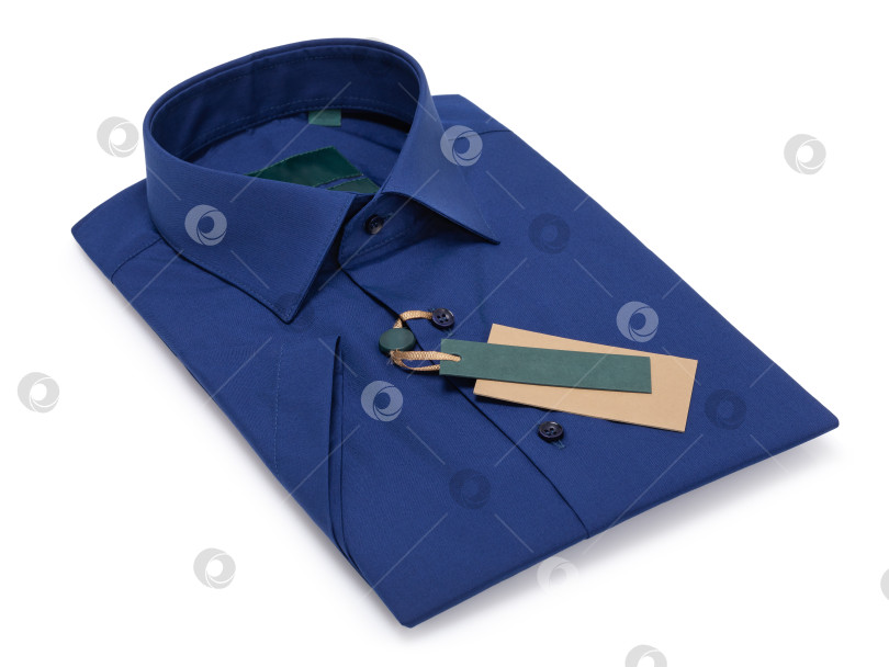 Скачать Темно-синяя сложенная рубашка с коротким рукавом, выделяющаяся на белом фоне фотосток Ozero
