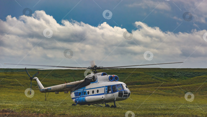 Скачать Вертолет совершил вынужденную посадку в тундре фотосток Ozero