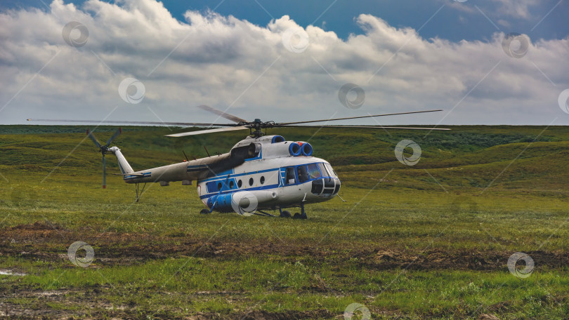 Скачать Вертолет совершил вынужденную посадку в тундре фотосток Ozero