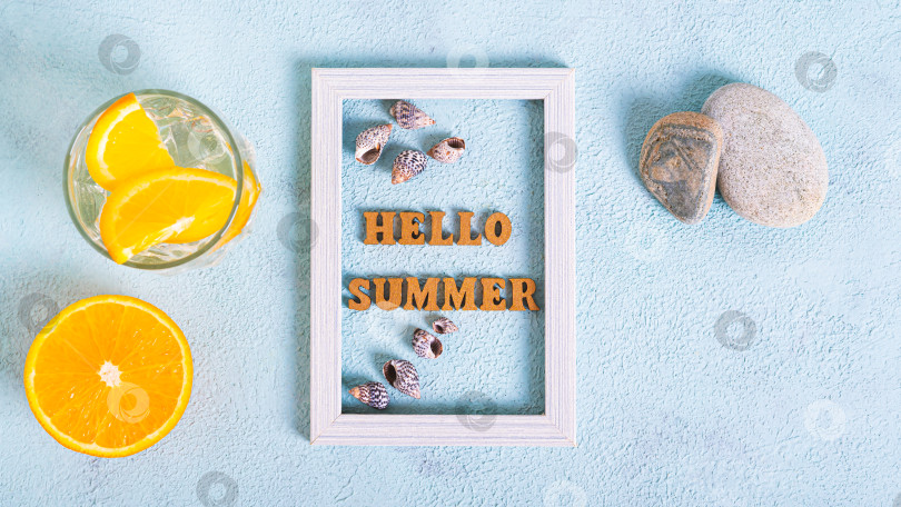 Скачать Надпись "Привет, лето" и ракушки в фоторамке, коктейль и апельсин на синем веб-баннере с видом сверху фотосток Ozero
