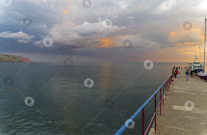 Скачать Вечернее небо над Черным морем. фотосток Ozero