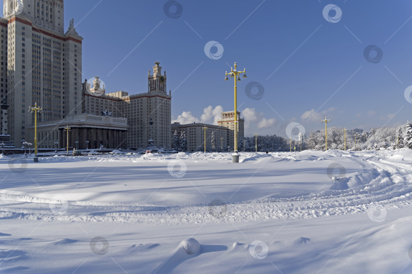 Скачать Заснеженная площадь перед главным корпусом Московского государственного университета. фотосток Ozero