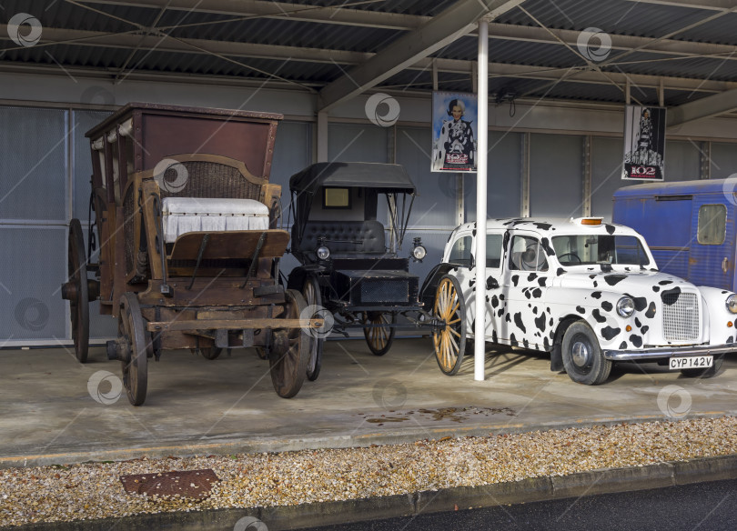 Скачать Автомобили и карета из фильма "102 далматинца". фотосток Ozero