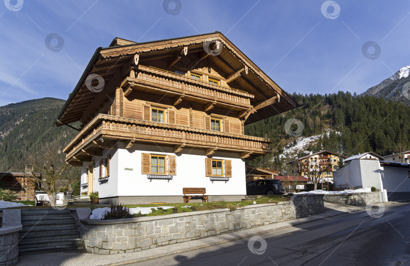 Скачать Дома, построенные в традиционном тирольском стиле. Майрхофен, Австрия. фотосток Ozero