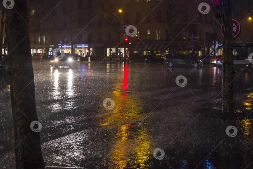 Скачать Сильный дождь в Париже. фотосток Ozero