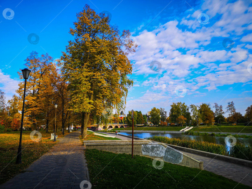 Скачать Осенняя набережная в городе Орел фотосток Ozero