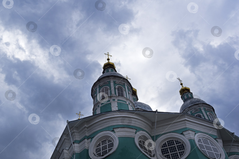 Скачать Купола православного собора на фоне облаков. фотосток Ozero