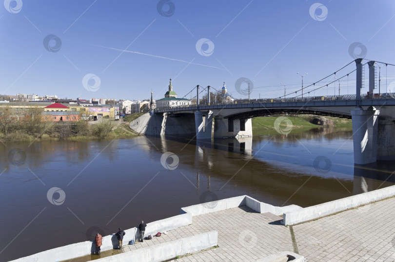 Скачать Мост через Днепр и рыбаки на частично затопленной набережной. фотосток Ozero