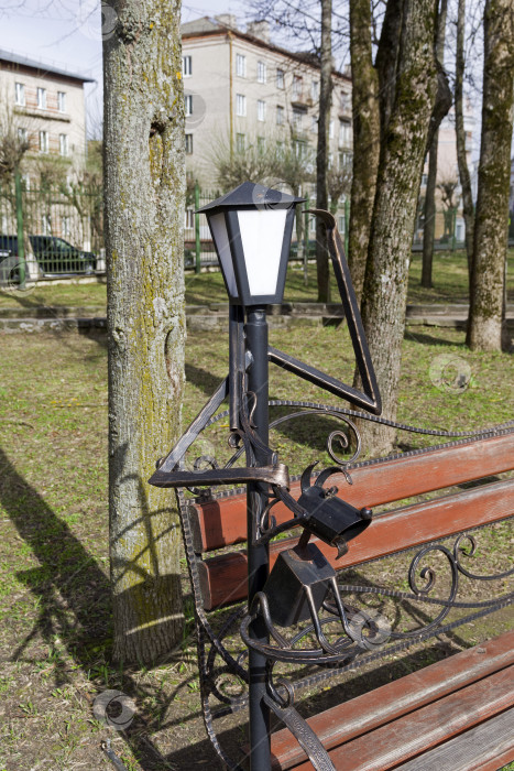Скачать Забавная парковая скульптура - фонарь в виде охотника с собакой. фотосток Ozero