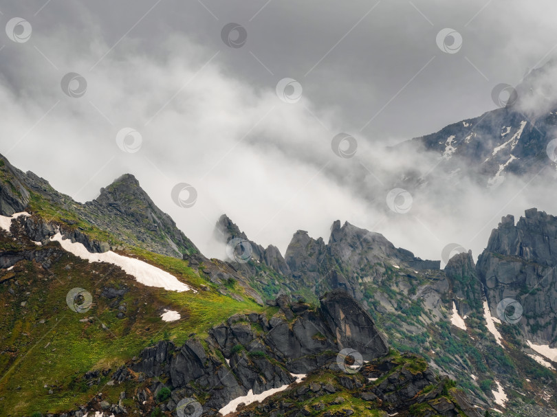 Скачать Низкие облака и красивые скалистые горы. фотосток Ozero