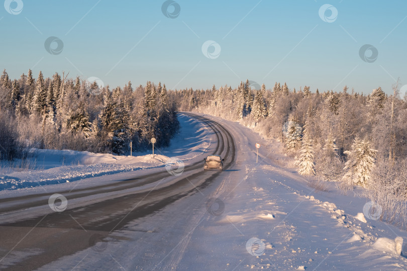 Скачать Замерзшая зимняя дорога. Зимний пейзаж с видом на дорогу. фотосток Ozero