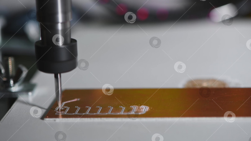 Скачать станок с числовым программным управлением CNC выполняет фрезерование печатных плат, гравировку схем, изготовление печатных плат своими руками на печатных платах PCB фотосток Ozero