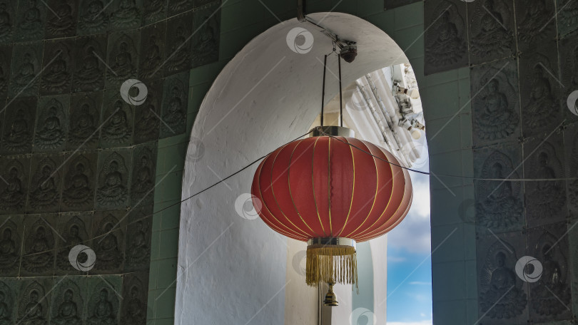 Скачать В оконном проеме подвешен ярко-красный китайский фонарь фотосток Ozero