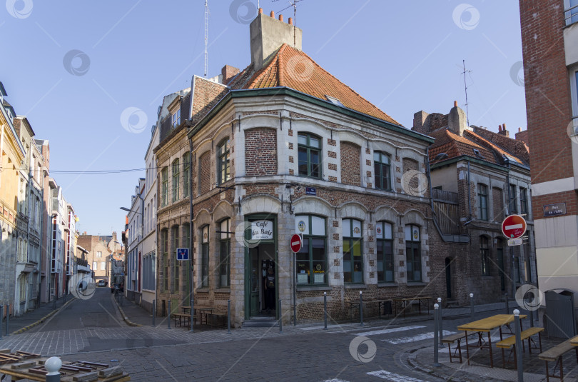 Скачать Маленькое кафе на углу в старой части города. Лилль, Франция. фотосток Ozero