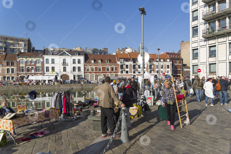 Скачать Традиционный ежегодный блошиный рынок в Лилле, Франция. фотосток Ozero