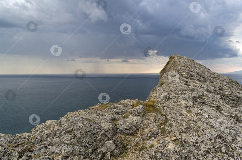 Скачать Вид с вершины горы на море. Плохая погода. Крым. фотосток Ozero