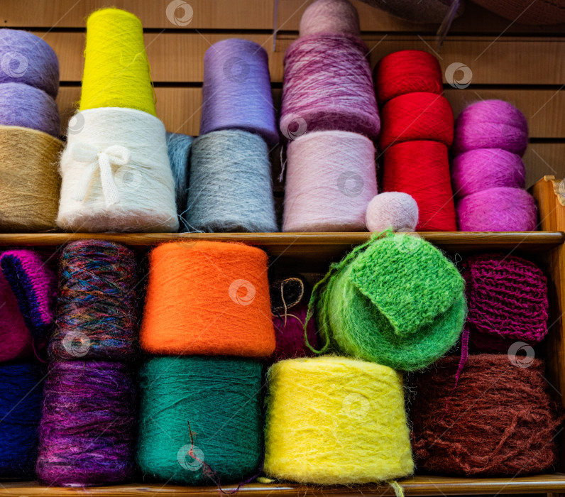 Скачать Полки с разноцветной шерстью и пряжей для вязания фотосток Ozero