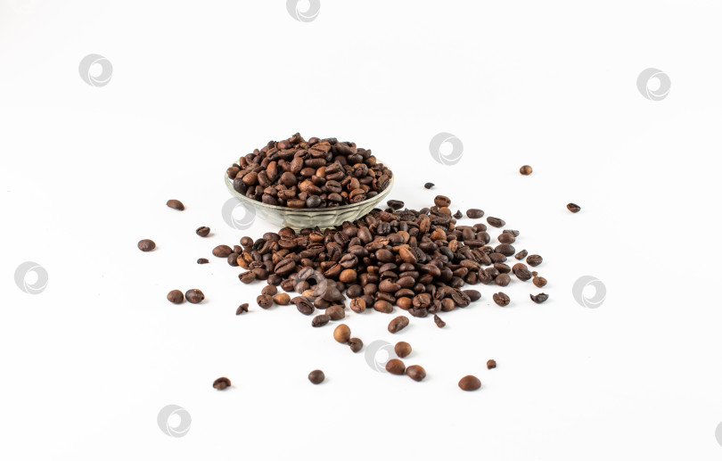 Скачать кофейные зерна насыпают в небольшую миску и рассыпают по столу фотосток Ozero