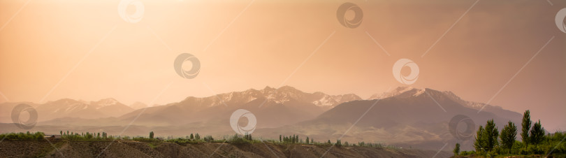 Скачать Панорама горного хребта на рассвете в Кыргызстане, фотосток Ozero