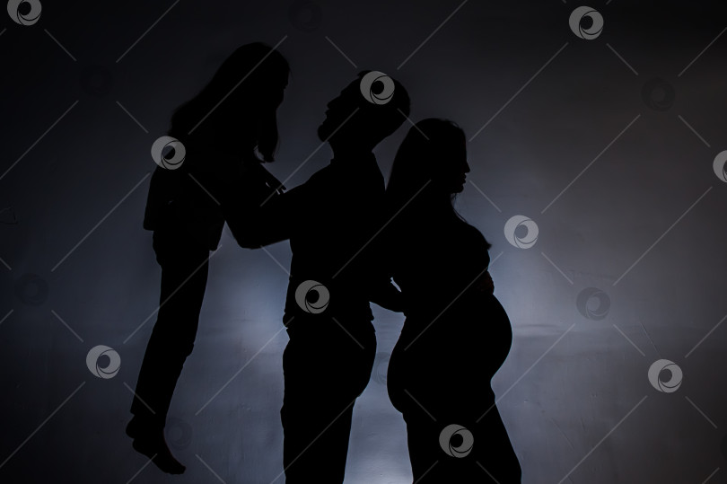 Скачать Муж, беременная жена и ребенок в силуэтах тел на простом фоне фотосток Ozero