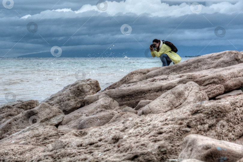 Скачать Девушка-фотограф снимает брызги воды. фотосток Ozero