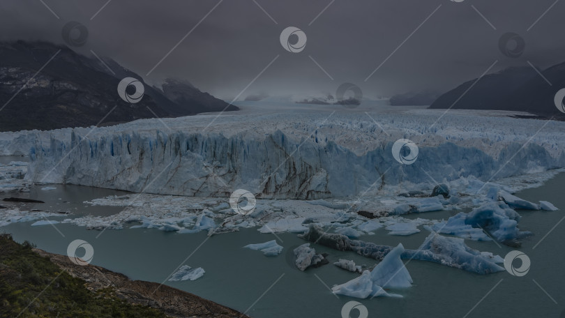 Скачать Невероятный ледник Перито-Морено простирается до самого горизонта фотосток Ozero