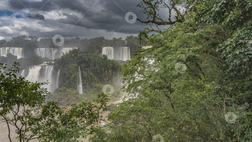 Скачать Красивый тропический водопадный пейзаж. фотосток Ozero