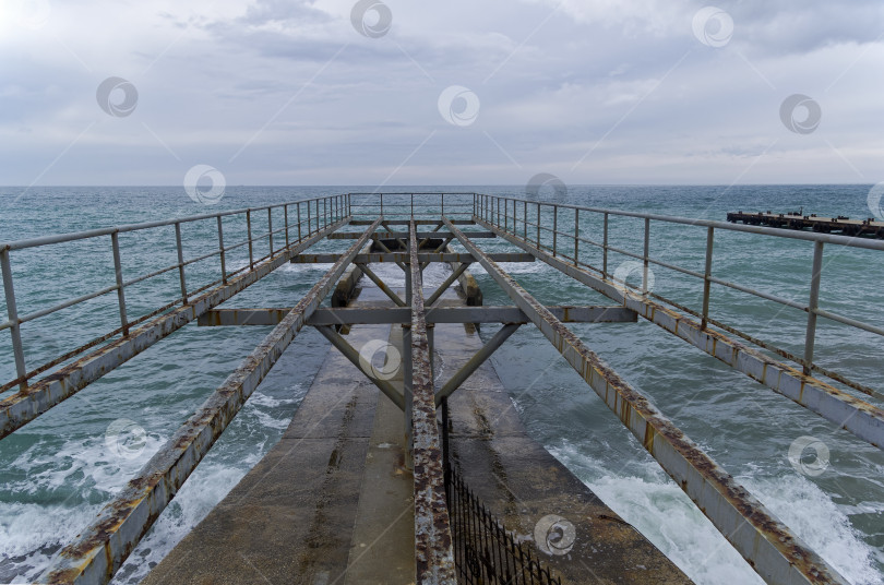 Скачать Пляжная веранда, разобранная на зиму. фотосток Ozero