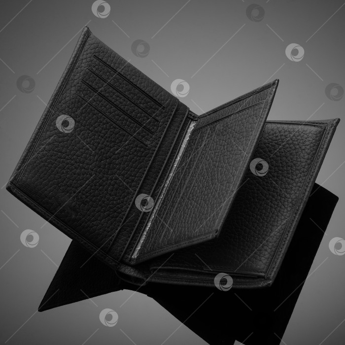 Скачать бумажник на черном фоне фотосток Ozero