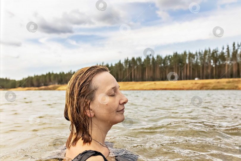 Скачать Портрет молодой женщины крупным планом в воде. Купание в озере фотосток Ozero