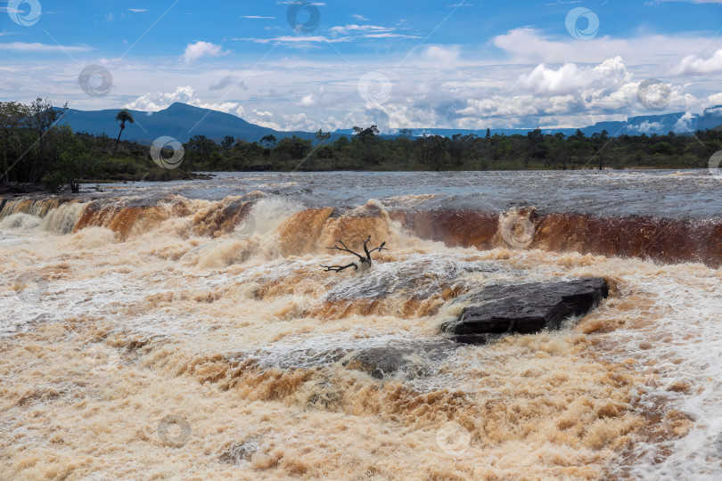 Скачать Пролетая над водопадом. фотосток Ozero