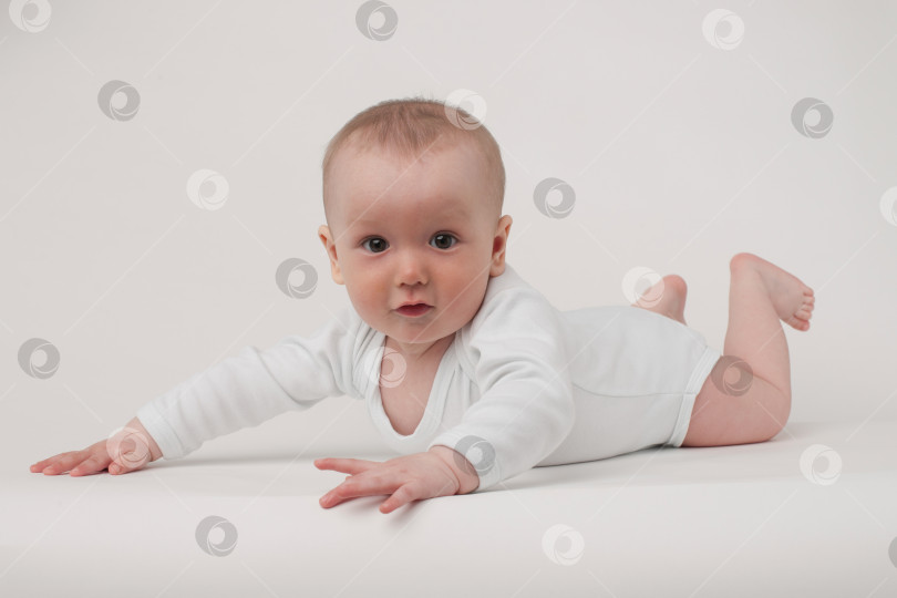 Скачать ребенок на белом фоне фотосток Ozero