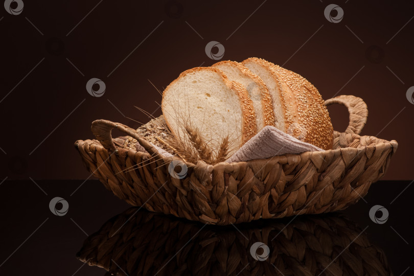 Скачать хлеб в плетеной корзинке фотосток Ozero