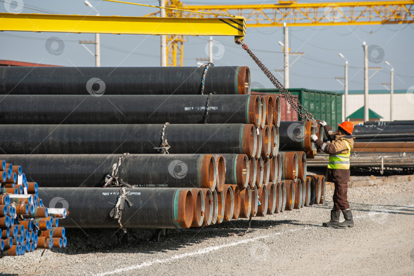 Скачать Линия нефтепромысловых крупнотоннажных труб в зоне промышленного строительства фотосток Ozero