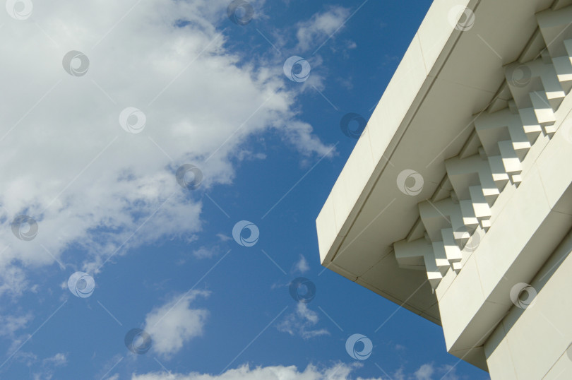 Скачать Низкоугольный снимок угла современной крыши здания фотосток Ozero