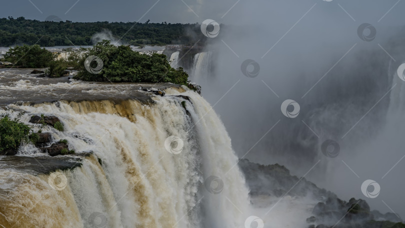 Скачать Впечатляющий водопадный пейзаж. фотосток Ozero