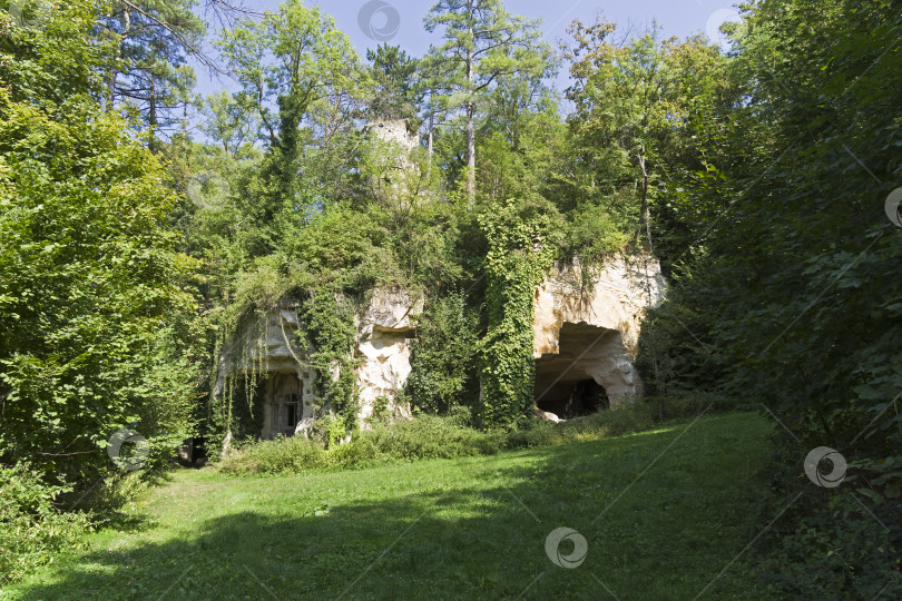 Скачать Вход в старую каменоломню. Франция. фотосток Ozero