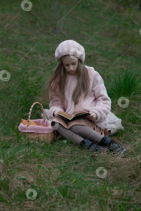 Скачать Девочка читает книгу на природе фотосток Ozero