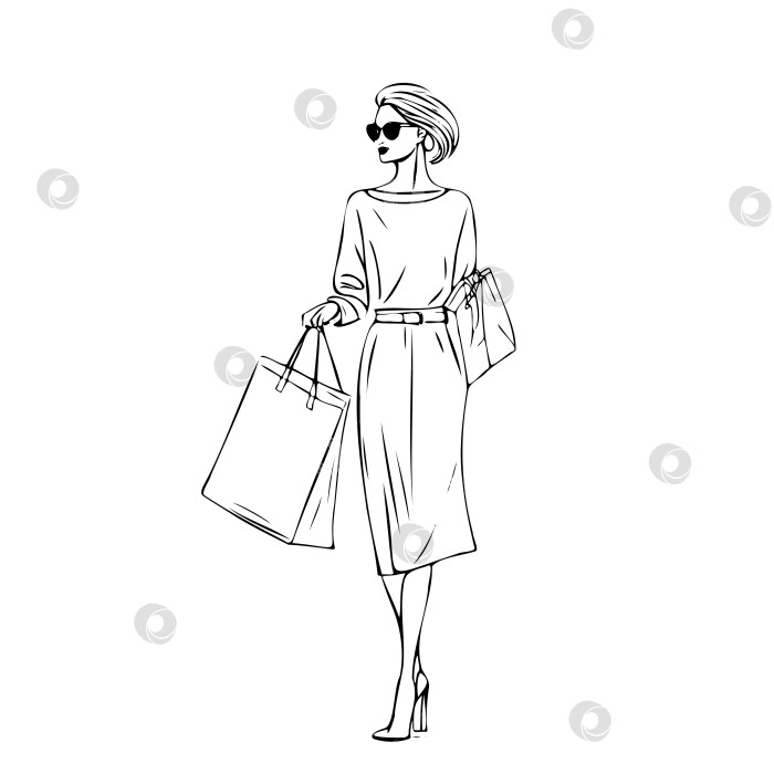 Скачать женщина держит в руках сумки с покупками и носит солнцезащитные очки фотосток Ozero