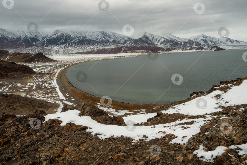 Скачать Темное озеро и снежные горы в северной Монголии. фотосток Ozero
